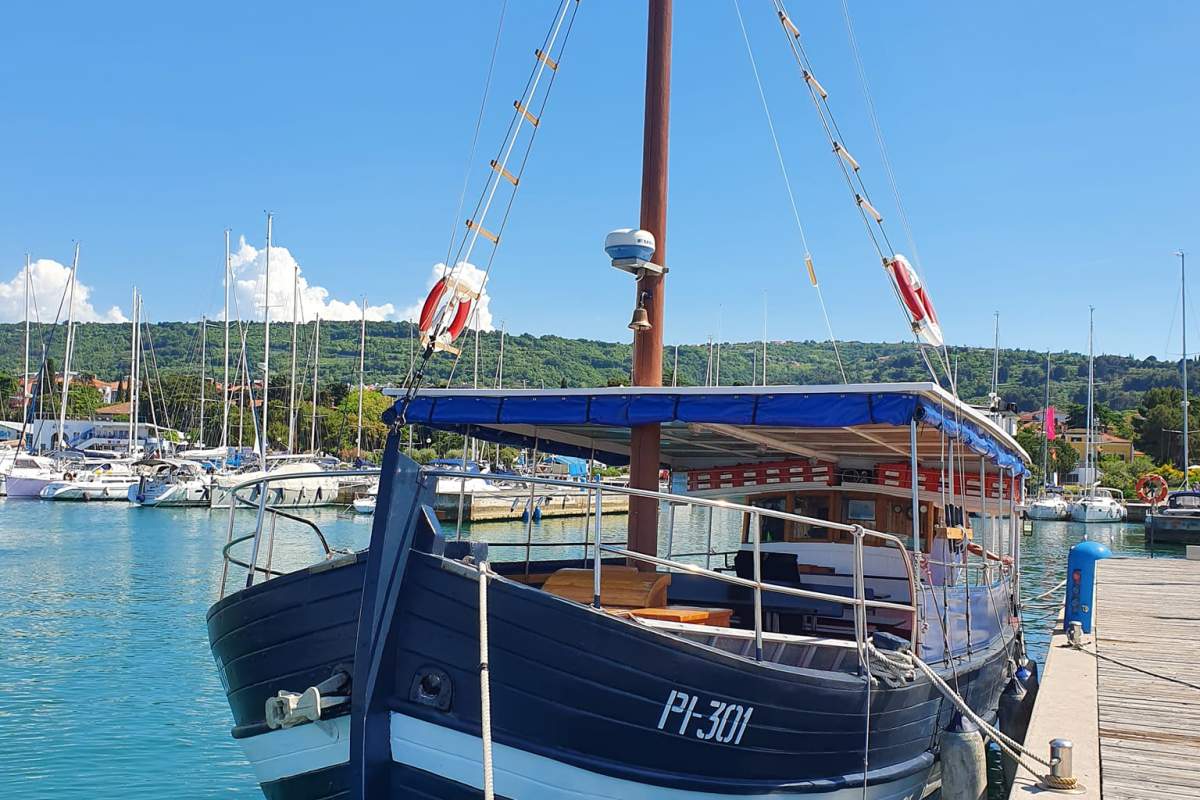 čolni na Obali