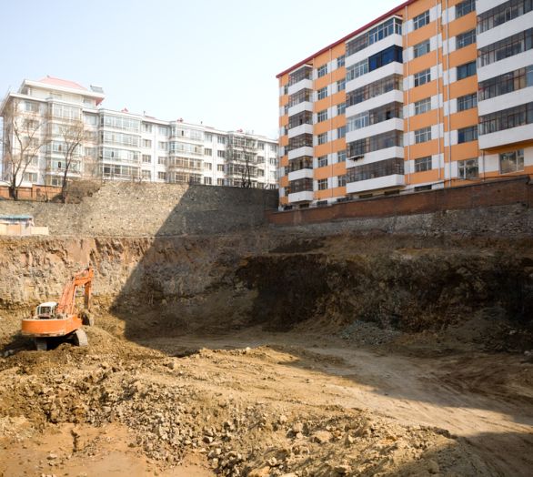 izkop za večstanovanjsko stavbo
