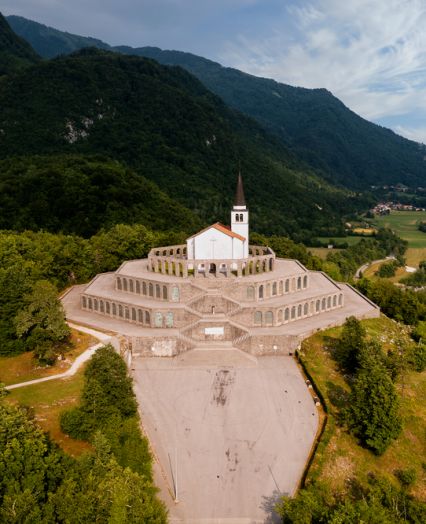 v spomin na mnoga izgubljena življenja