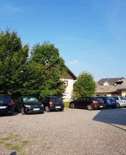 Ugodno parkirišče in shuttle prevoz na letališče LjubljanaNajbolj ugodno in varno parkiranje blizu letališča Ljubljana